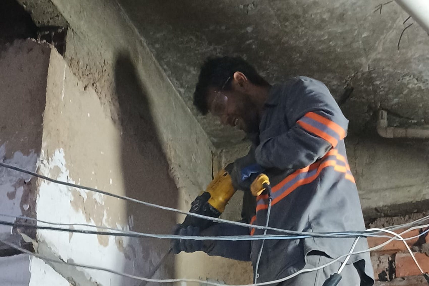 ELÉTRICA — Equipe própria atuando na nova infraestrutura elétrica