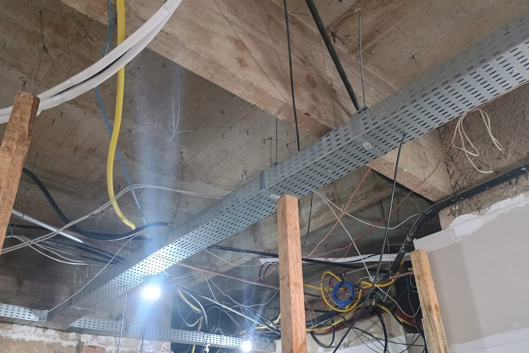 INFRAESTRUTURA — Eletrocalhas e novas rotas de cabeamento acima do forro