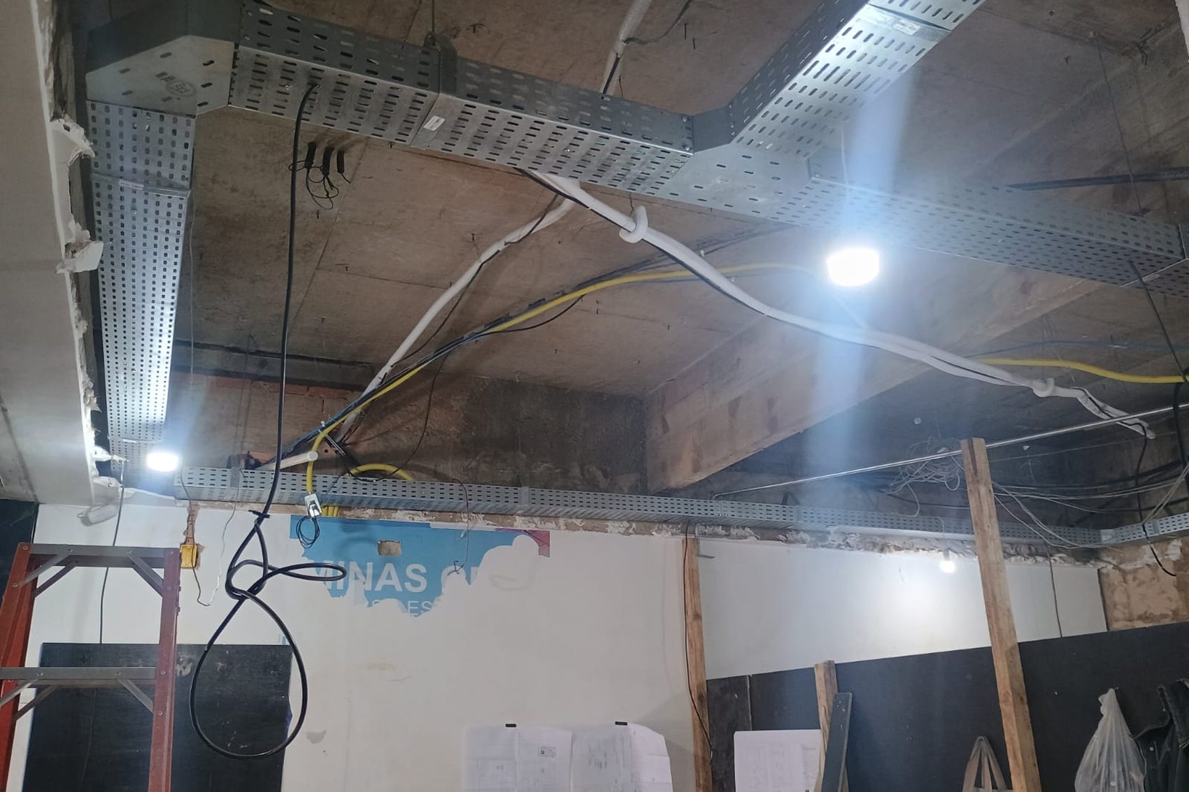 INFRAESTRUTURA — Eletrocalhas e distribuição elétrica em execução, com o forro aberto