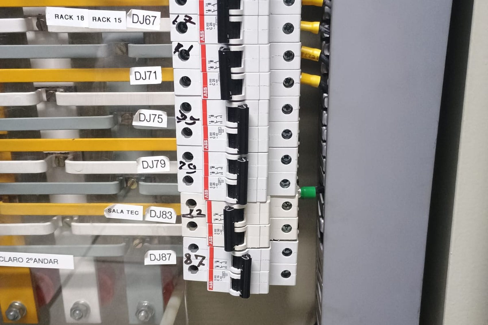 QUADRO ELÉTRICO — Quadro de distribuição com circuitos identificados