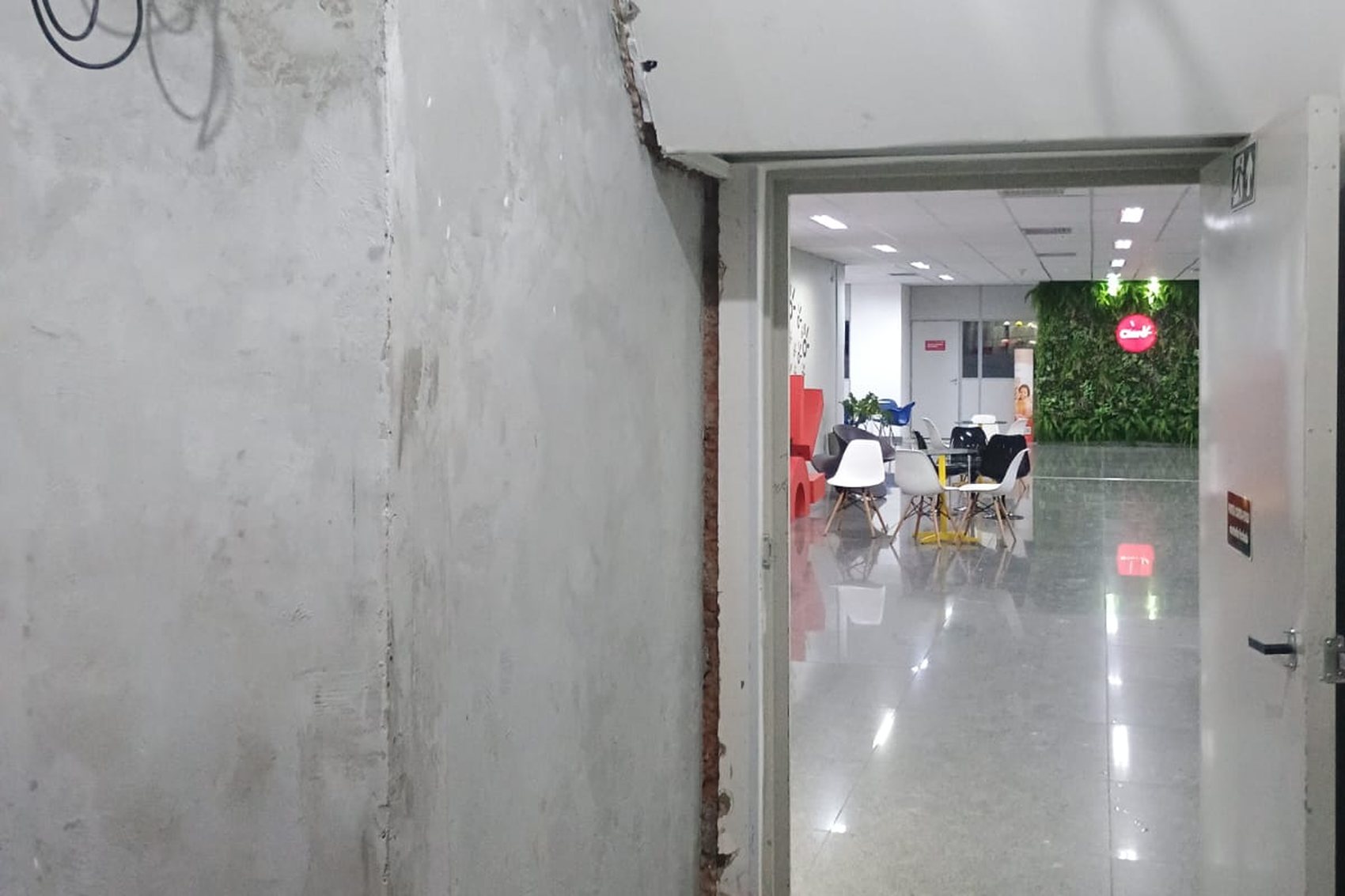 ISOLAMENTO — Passagem isolada ligando a obra ao escritório em funcionamento