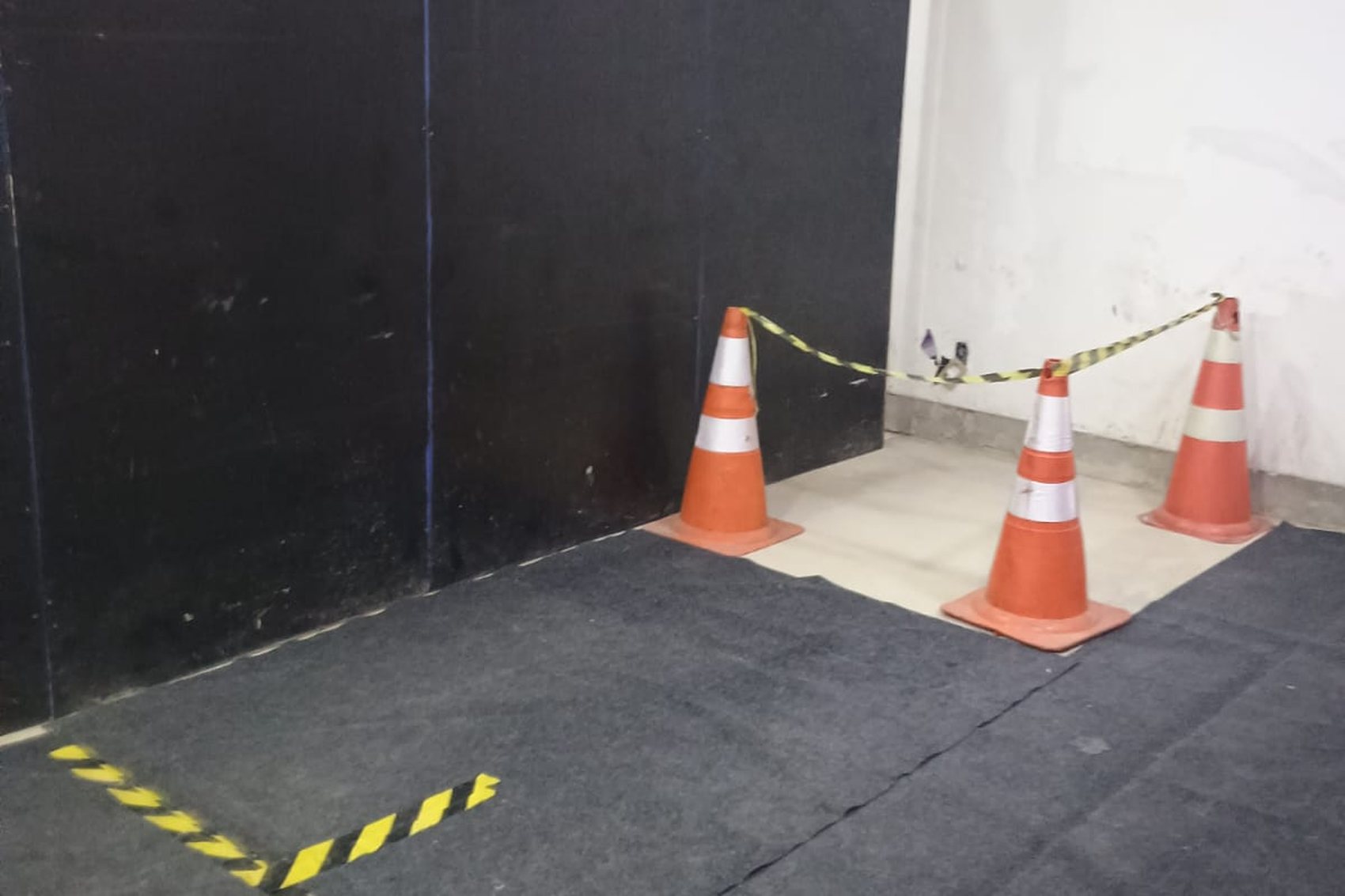 CANTEIRO ISOLADO — Proteção de piso, sinalização e isolamento da área de obra