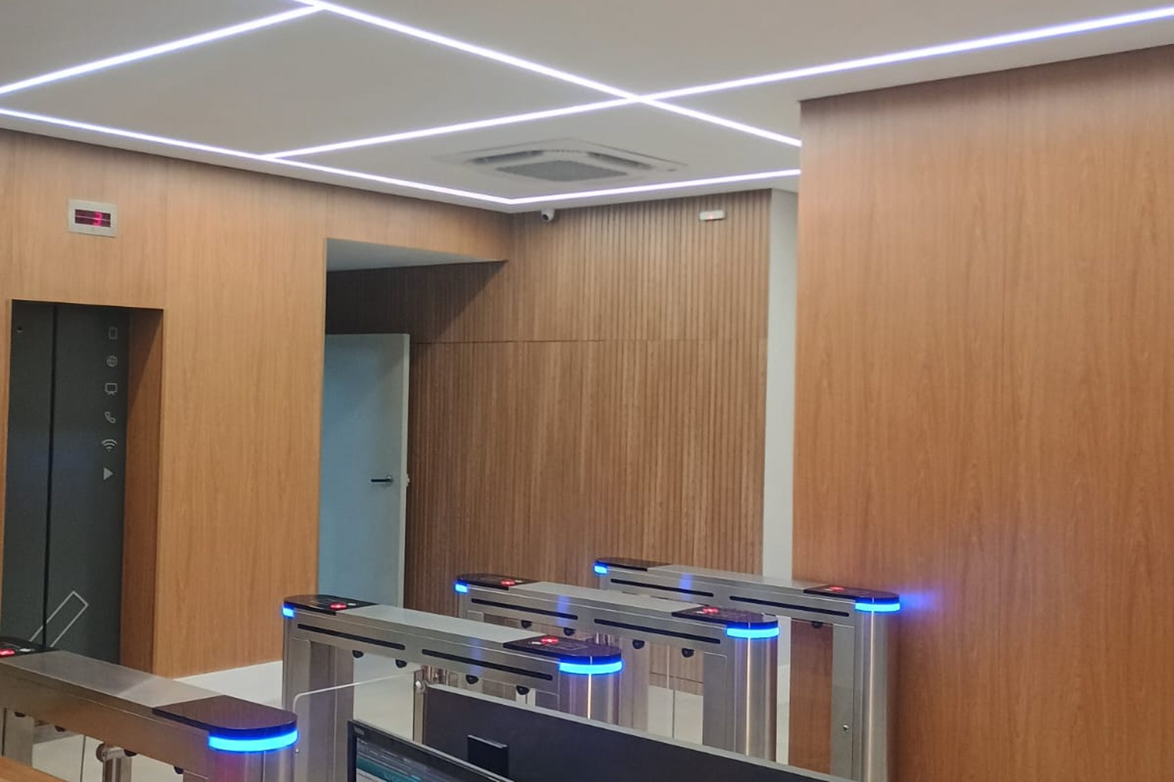 HALL — Revestimento em madeira, elevadores e iluminação em perfil de LED